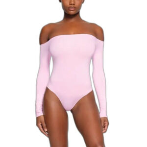 Skims essential bodysuit off the shoulder in color cherry blossom size S/M